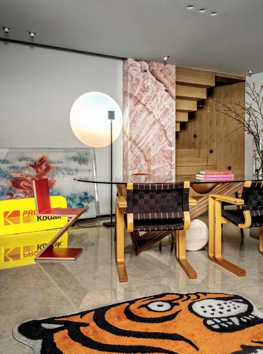 Eclectic Rugs: The Groundwork Of Inspired Living, Living Room With A Rug In A Shape Of A Tiger Head