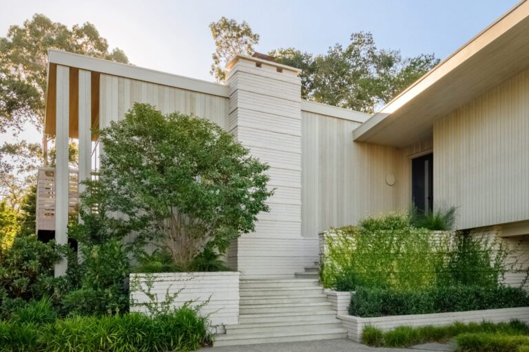 Custom Rugs Balance a Modernist Silicon Valley Home